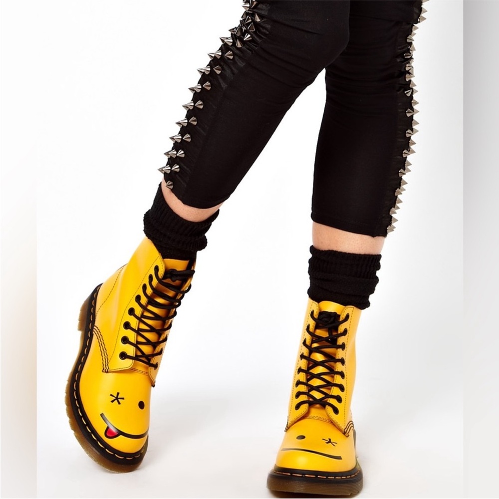 Dr. Doc Martens Women's Hincky Yellow Smiley Face Eye Platform Boot 1460 shoes 6